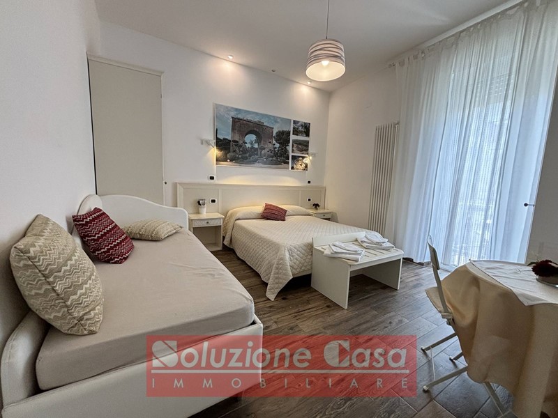 Attività commerciale in Vendita a Canosa di Puglia, 269'000€, 213 m²