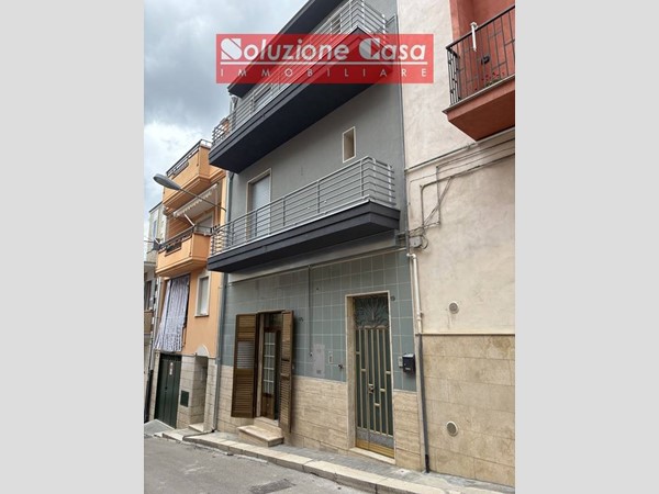 Casa Semi Indipendente in Vendita a Canosa di Puglia, 59'000€, 90 m²