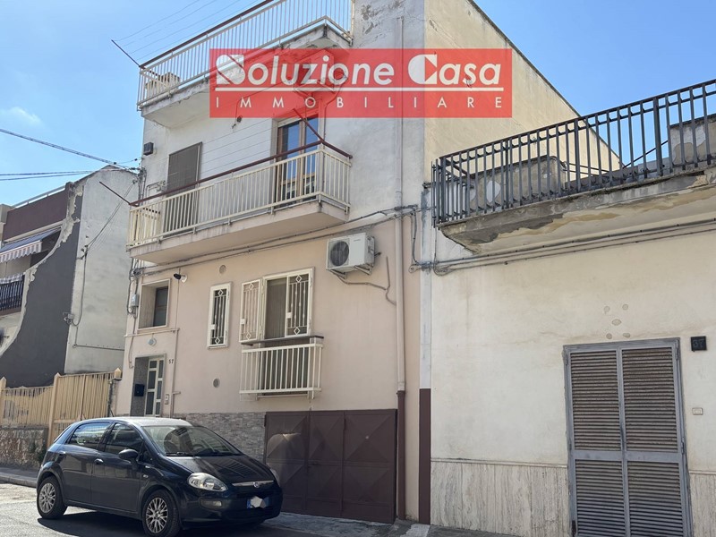 Trilocale in Vendita a Canosa di Puglia, 69'000€, 85 m², con Box
