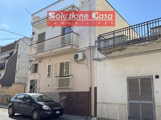 Trilocale in Vendita a Canosa di Puglia, 69'000€, 85 m², con Box