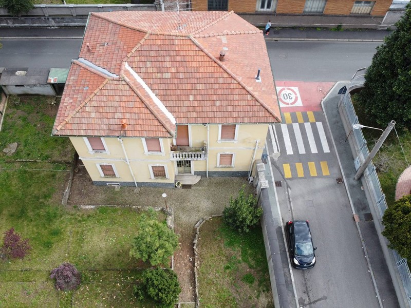 Villa in Vendita a Legnano, 460'000€, 250 m²