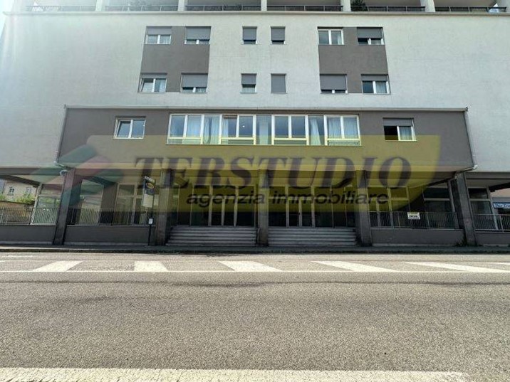 Negozio in Vendita a Cantù, 500'000€, 700 m²