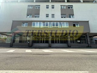 Negozio in Vendita a Cantù, 500'000€, 700 m²