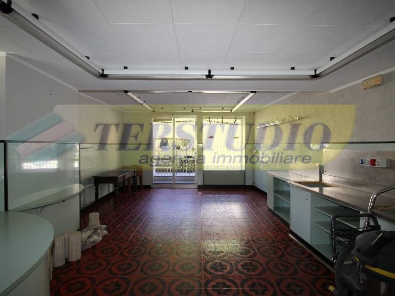 Negozio in Affitto a Pontida, 350€, 70 m²