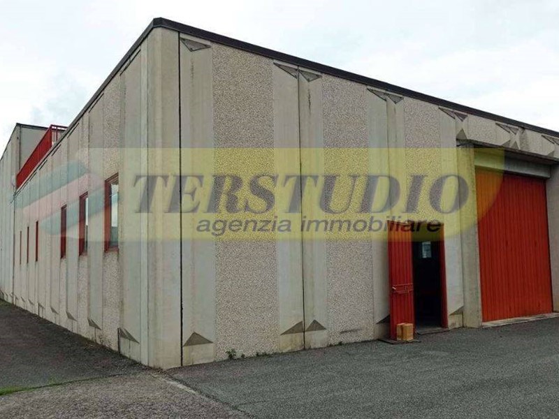 Capannone in Affitto a Mariano Comense, 7'000€, 1400 m²