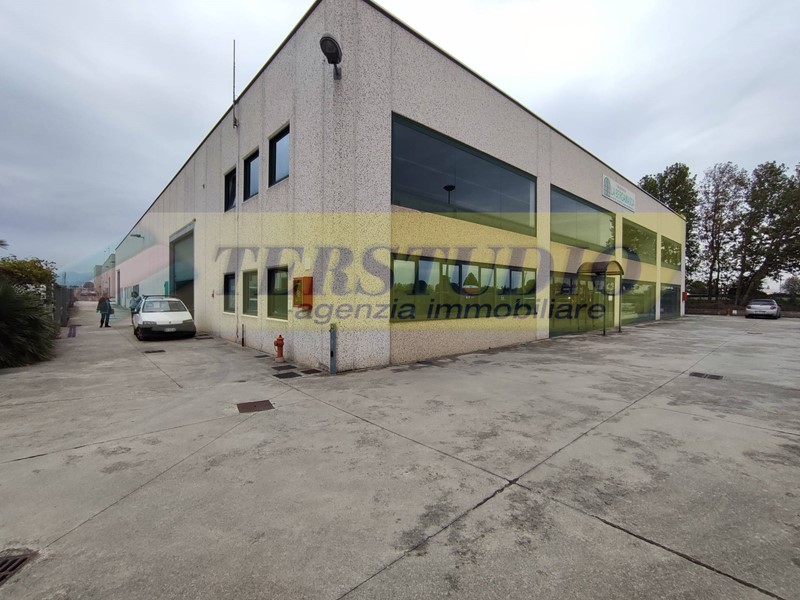 Capannone in Vendita a Spirano, 1'800'000€, 2556 m²