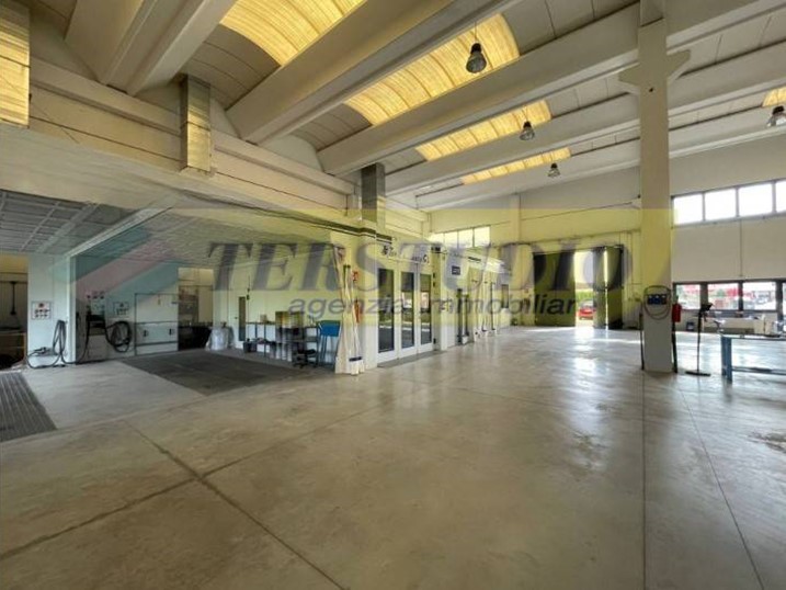 Capannone in Vendita a Palazzago, 290'000€, 450 m²