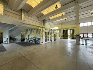 Capannone in Vendita a Palazzago, 480'000€, 700 m²