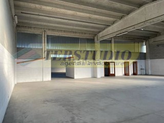 Capannone in Affitto a Giussano, 9'000&euro;, 1525 m²