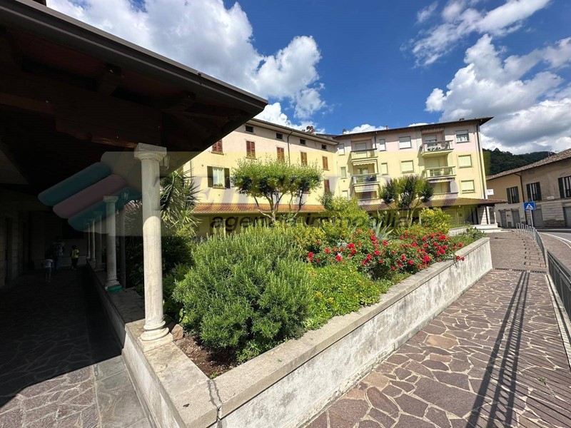 Ufficio in Affitto a Calolziocorte, 800€, 100 m²