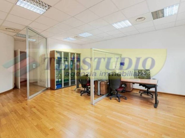 Ufficio in Affitto a Calolziocorte, 1'100€, 220 m²