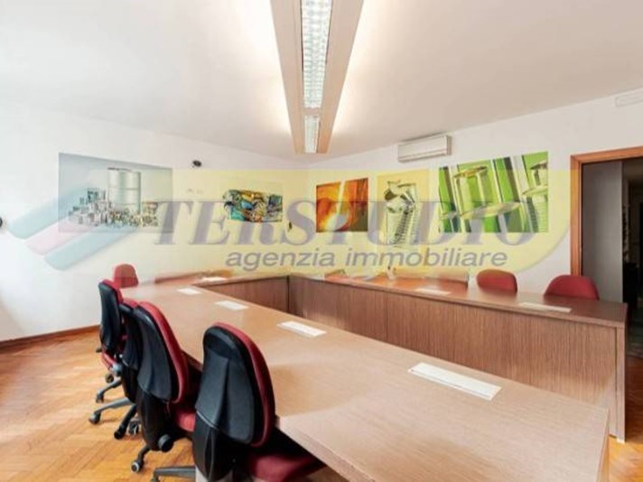 Ufficio in Affitto a Monte Marenzo, 1'100€, 220 m²