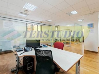 Ufficio in Affitto a Cisano Bergamasco, 1'100€, 220 m²