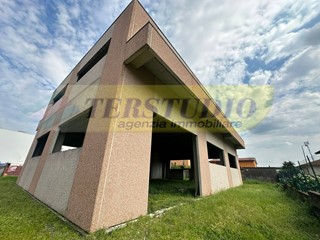 Capannone in Vendita a Suisio, 330'000€, 1030 m²