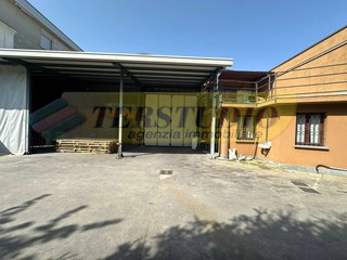 Capannone in Vendita a Bottanuco, 250'000€, 435 m²
