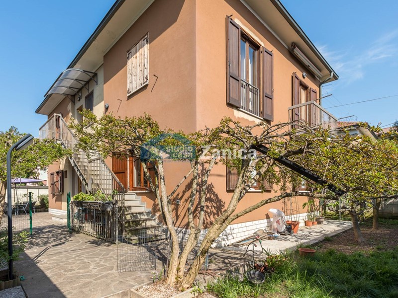 Villa in Vendita a Bergamo, 460'000€, 246 m²