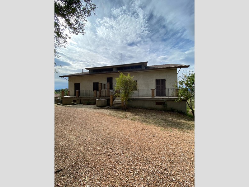 Casa Indipendente in Vendita a Montegiorgio, 295'000€, 500 m²