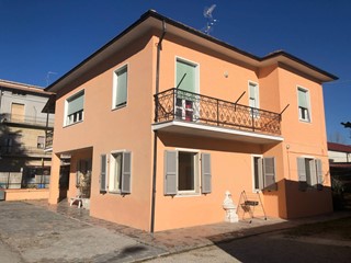 Casa Indipendente in Vendita a Falerone, 190'000€, 200 m²