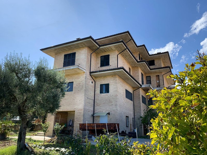 Casa Indipendente in Vendita a Montappone, 520'000€, 1000 m²