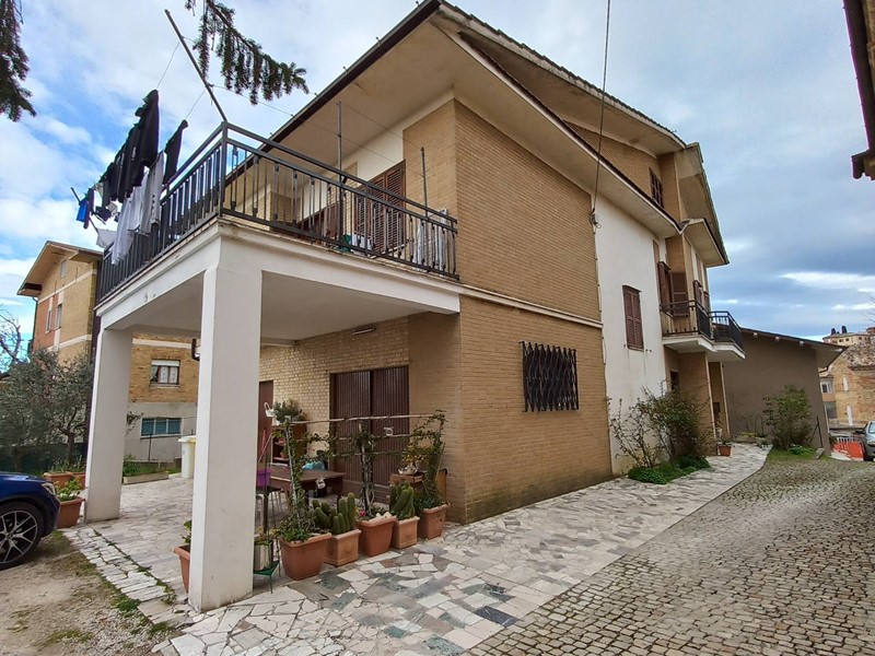 Casa Indipendente in Vendita a Monte Vidon Corrado, 300 m²