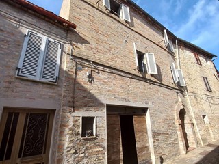 Casa Indipendente in Vendita a Montegiorgio, 58'000€, 200 m²