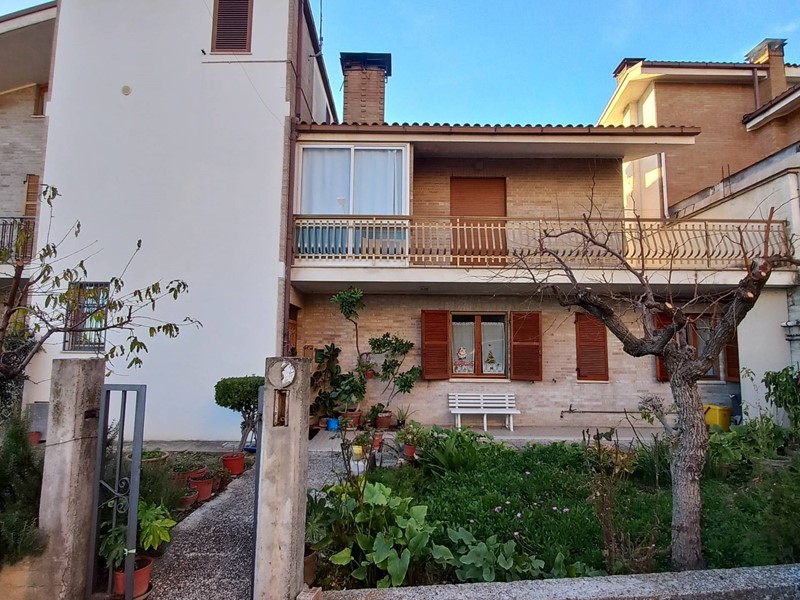 Quadrilocale in Vendita a Montottone, 75'000€, 76 m²