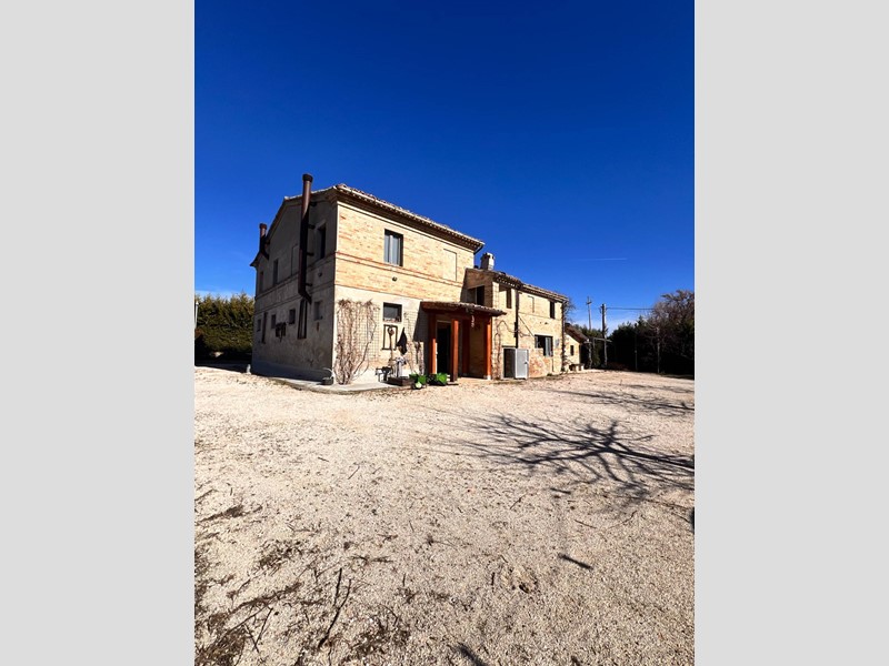 Attività commerciale in Vendita a Recanati, 950'000&euro;, 300 m²