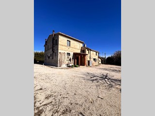 Attività commerciale in Vendita a Recanati, 950'000&euro;, 300 m²