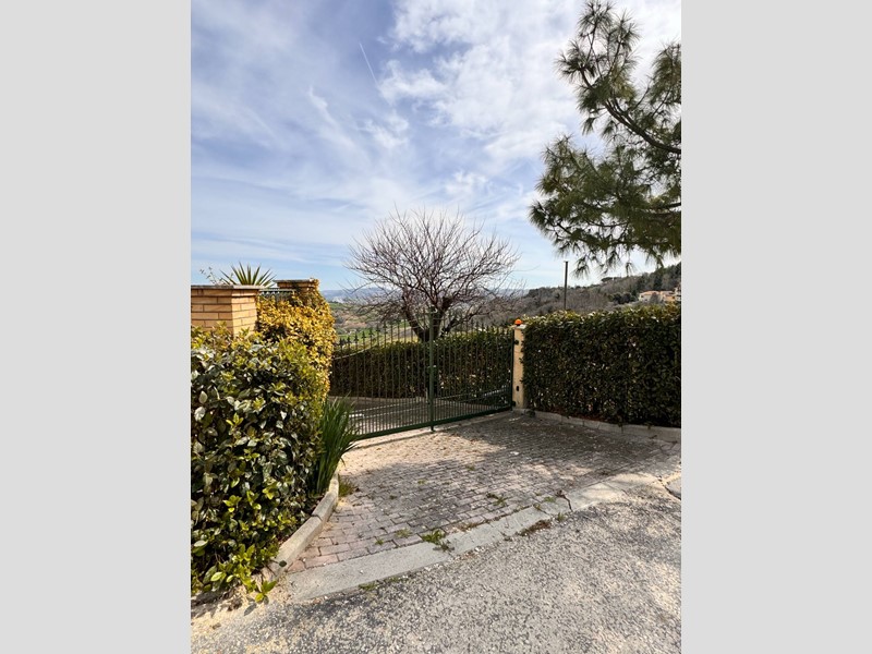 Casa Indipendente in Vendita a Montegiorgio, 205'000€, 650 m²