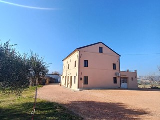 Casa Indipendente in Vendita a Montappone, 420'000€, 330 m²