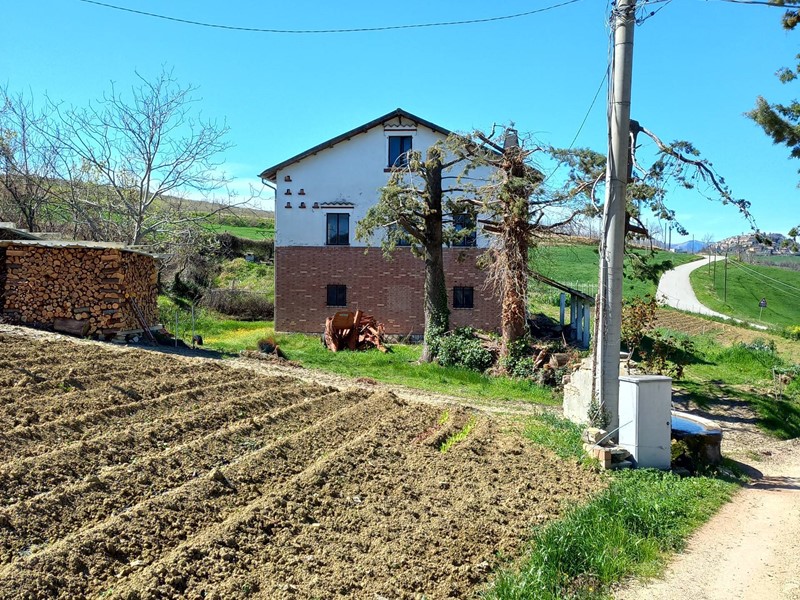 Casa Indipendente in Vendita a Santa Vittoria in Matenano, 170'000€, 340 m²