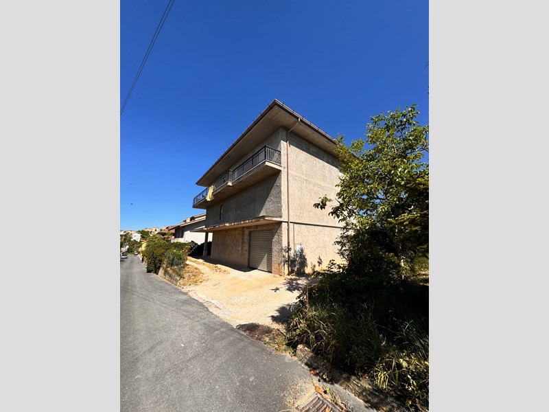 Casa Indipendente in Vendita a Monte Vidon Corrado, 125'000€, 470 m²