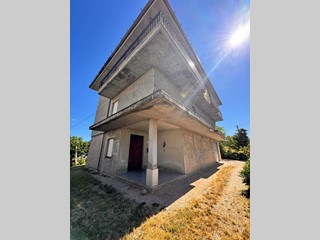 Casa Indipendente in Vendita a Monte Vidon Corrado, 125'000€, 470 m²