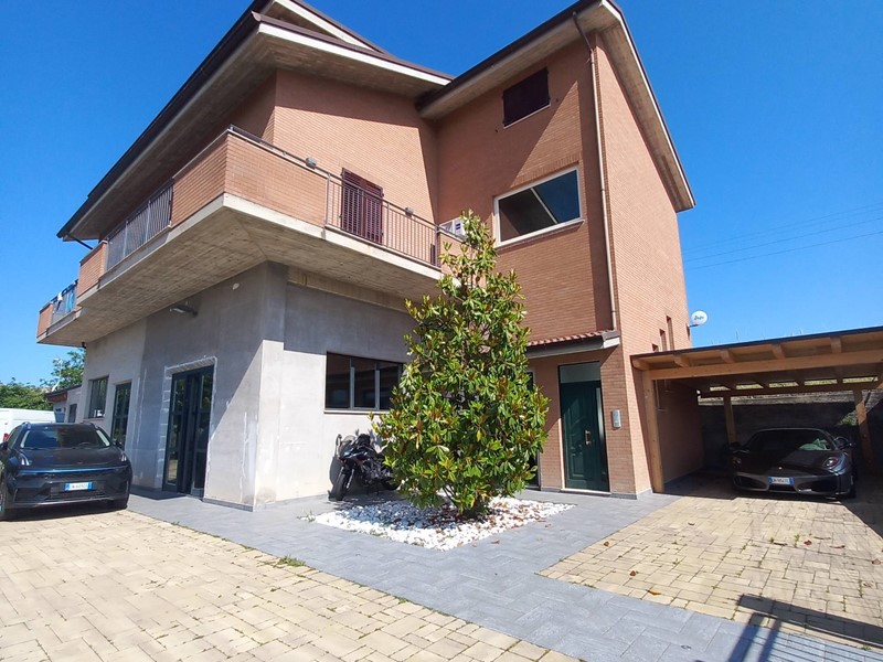 Laboratorio in Vendita a Monte Vidon Corrado, 480'000€, 635 m²