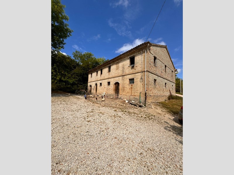 Casa Indipendente in Vendita a Petritoli, 180'000€, 400 m²