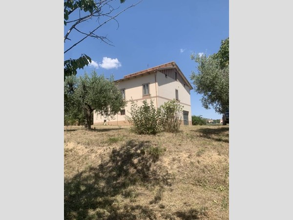 Casa Indipendente in Vendita a Santa Vittoria in Matenano, 170'000€, 212 m²