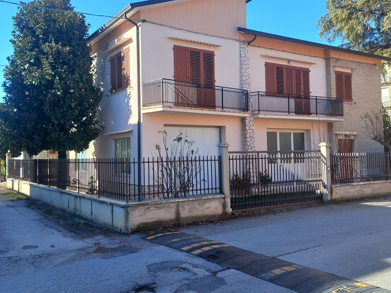 Casa Indipendente in Vendita a Falerone, 250'000€, 240 m²