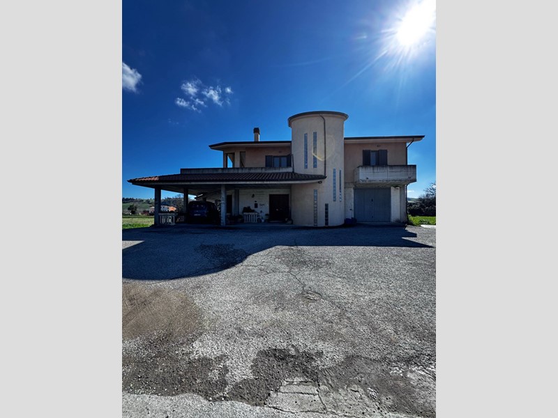 Casa Indipendente in Vendita a Montegiorgio, 468'000€, 850 m²