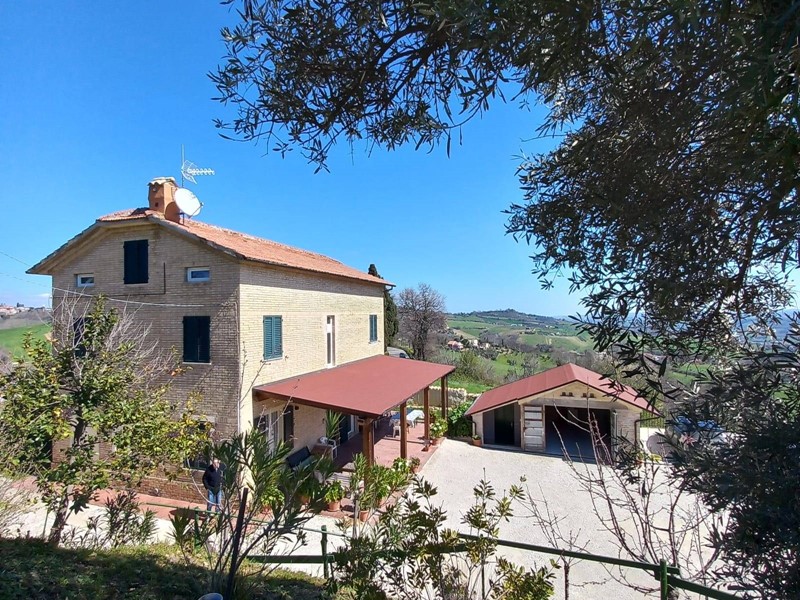 Casa Indipendente in Vendita a Falerone, 370'000€, 300 m²