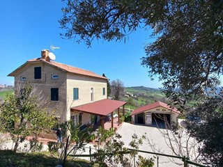 Casa Indipendente in Vendita a Falerone, 370'000€, 300 m²