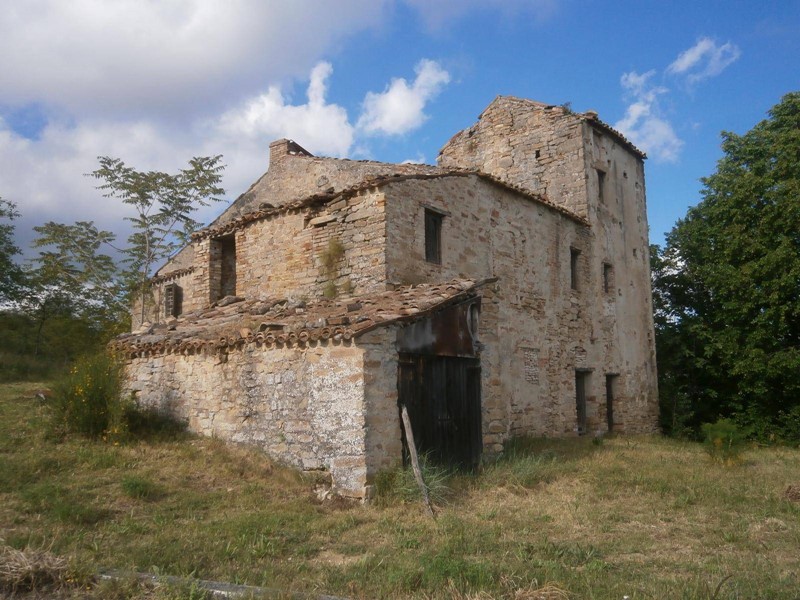 Rustico in Vendita a Montelparo, 150'000€, 300 m²