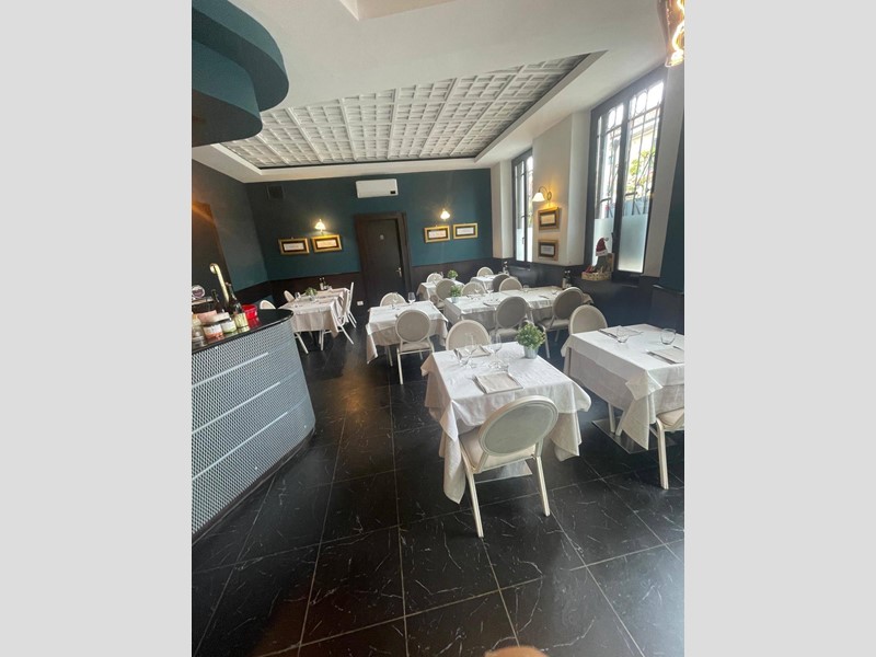 Attività commerciale in Vendita a Nerviano, 85'000€, 230 m²