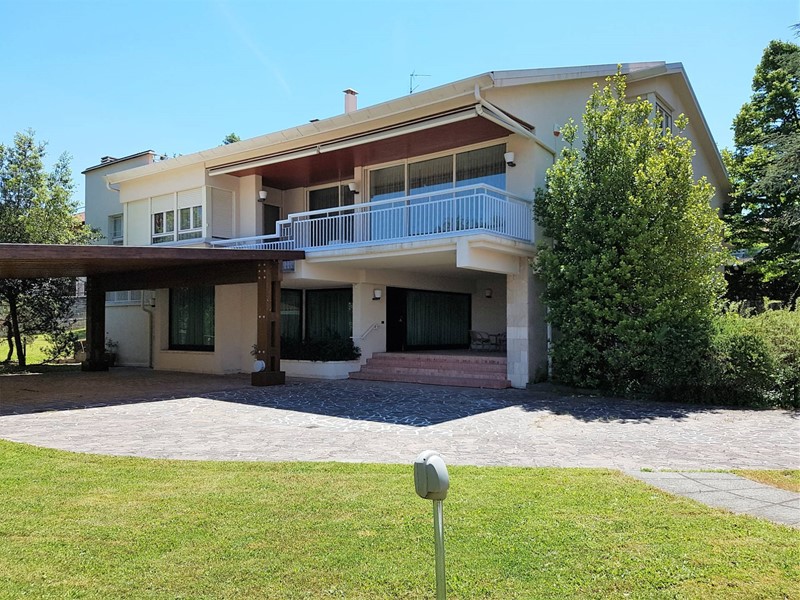 Villa in Vendita a Fabriano, 700'000€, 800 m²