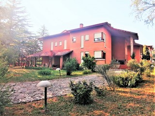 Villa in Vendita a Cerreto d'Esi, 360'000€, 700 m²