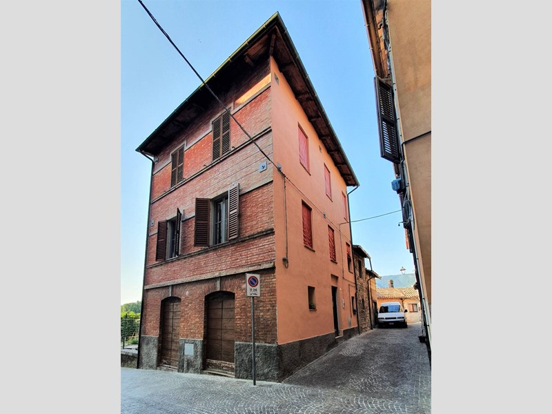 Casa Indipendente in Vendita a Cerreto d'Esi, 53'000€, 140 m²