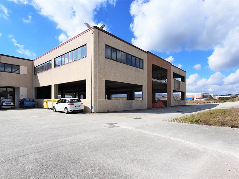 Capannone in Vendita a Fossato di Vico, 620'000€, 3600 m²