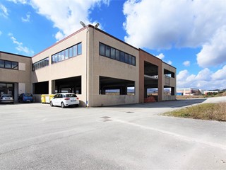 Capannone in Vendita a Fossato di Vico, 620'000€, 3600 m²