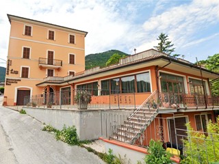 Attività commerciale in Vendita a Sassoferrato, 500'000€, 6000 m², con Box