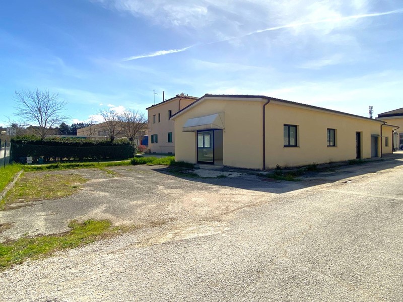 Magazzino in Vendita a Fabriano, 86'000€, 170 m²
