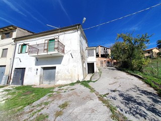 Casa Semi Indipendente in Vendita a Fabriano, 75'000€, 100 m²